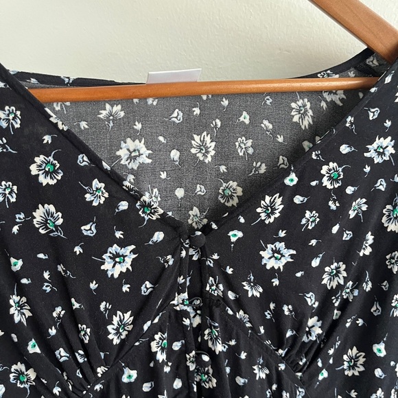 Abound Black Floral Top with Vneck and buttons, size Large - Picture 3 of 4